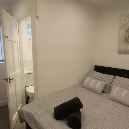 Stylish One Bed With Off Road Parking *